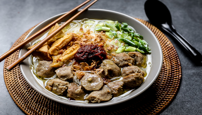 Nikmatnya Makan Bakso Di Tengah Cuaca Dingin!