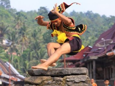 Lompat Batu Nias Tradisi Budaya Dengan Istilah Fahombo