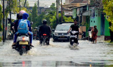 Genangan Air Di Jalanan Bisa Berakibat Fatal Bagi Pengendara