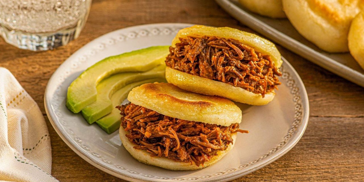 Kelezatan Kue Arepa Dengan Isian Daging Yang Sangat Menggoda