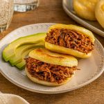 Kelezatan Kue Arepa Dengan Isian Daging Yang Sangat Menggoda