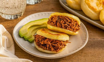 Kelezatan Kue Arepa Dengan Isian Daging Yang Sangat Menggoda