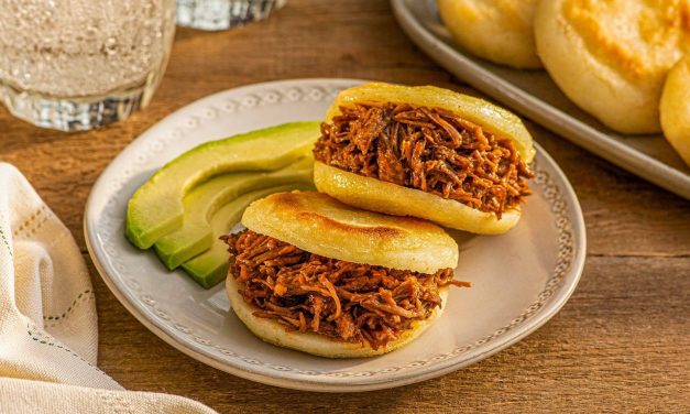 Kelezatan Kue Arepa Dengan Isian Daging Yang Sangat Menggoda