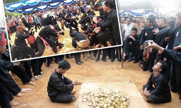 Tradisi Perang Ketupat Simbol Kerukunan Dua Agama Di Lombok
