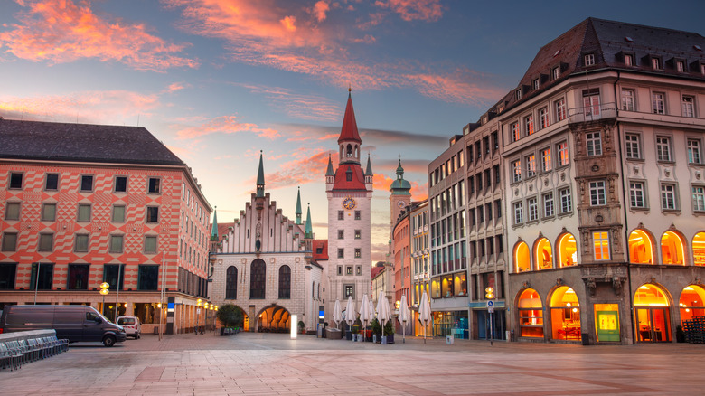 Menjelajahi Marienplatz